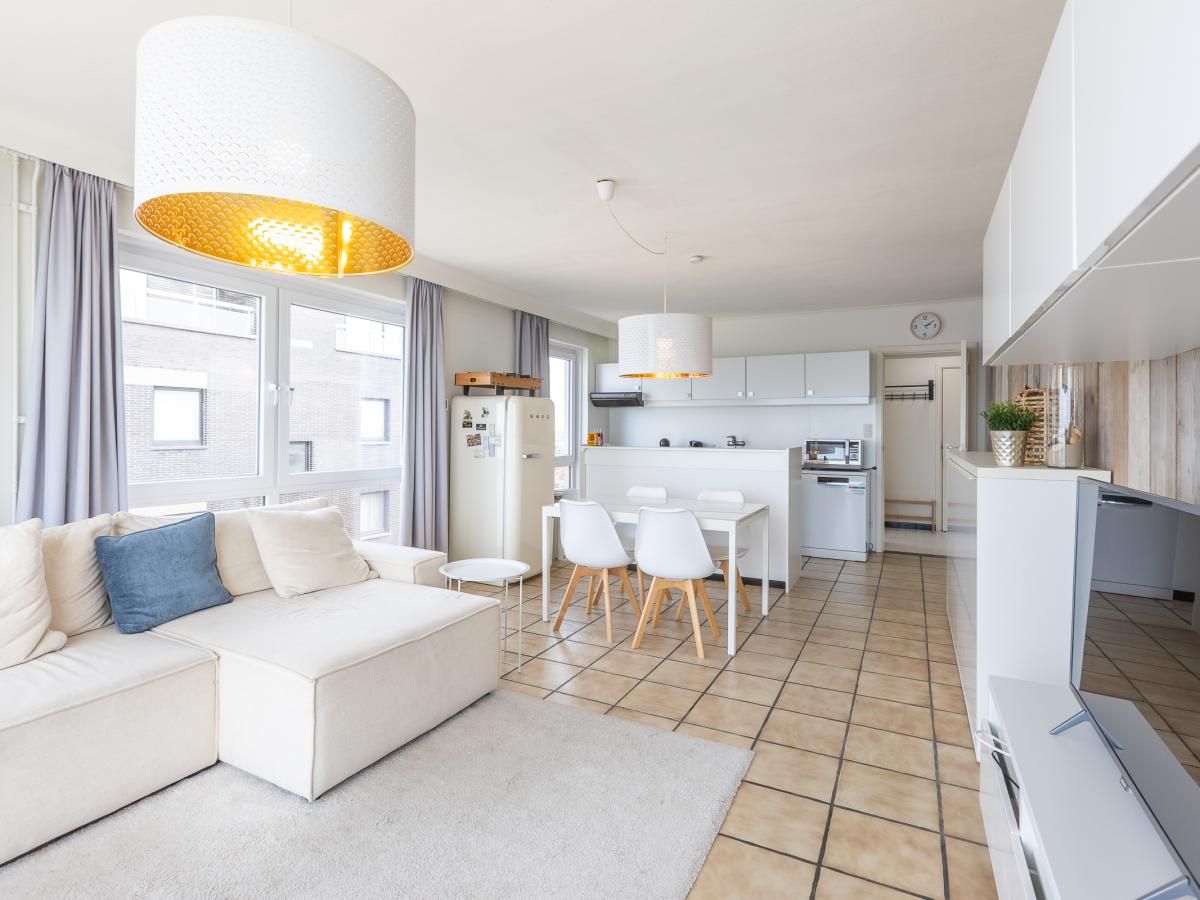 Stilvolles Wohnzimmer des Ferienhauses Kwintebank - 0904 in Middelkerke, Westflandern, mit moderner Einrichtung und viel natuerlichem Licht.