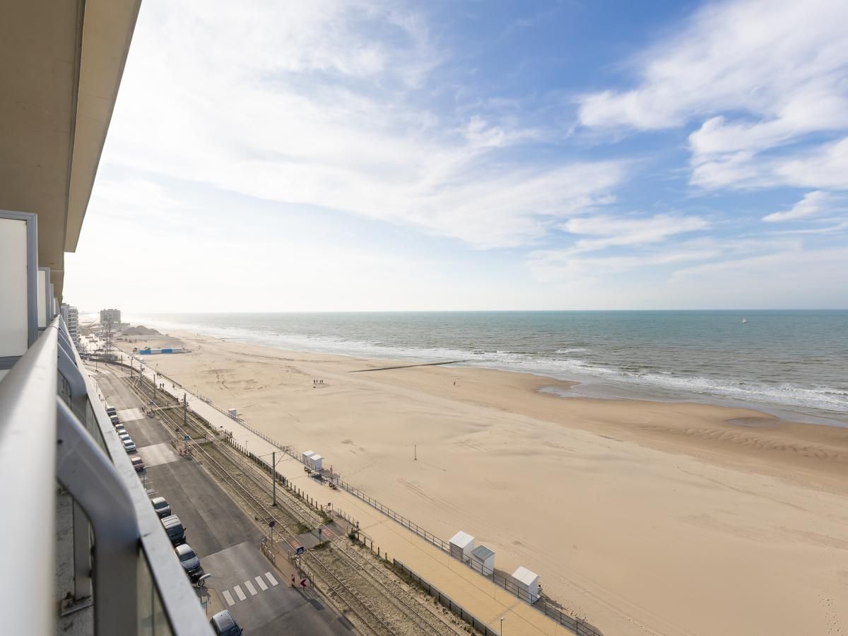 Schoener Meerblick von Long Beach 1 - 0904, einem Ferienhaus in Middelkerke, Westflandern, mit Blick auf den breiten Strand.