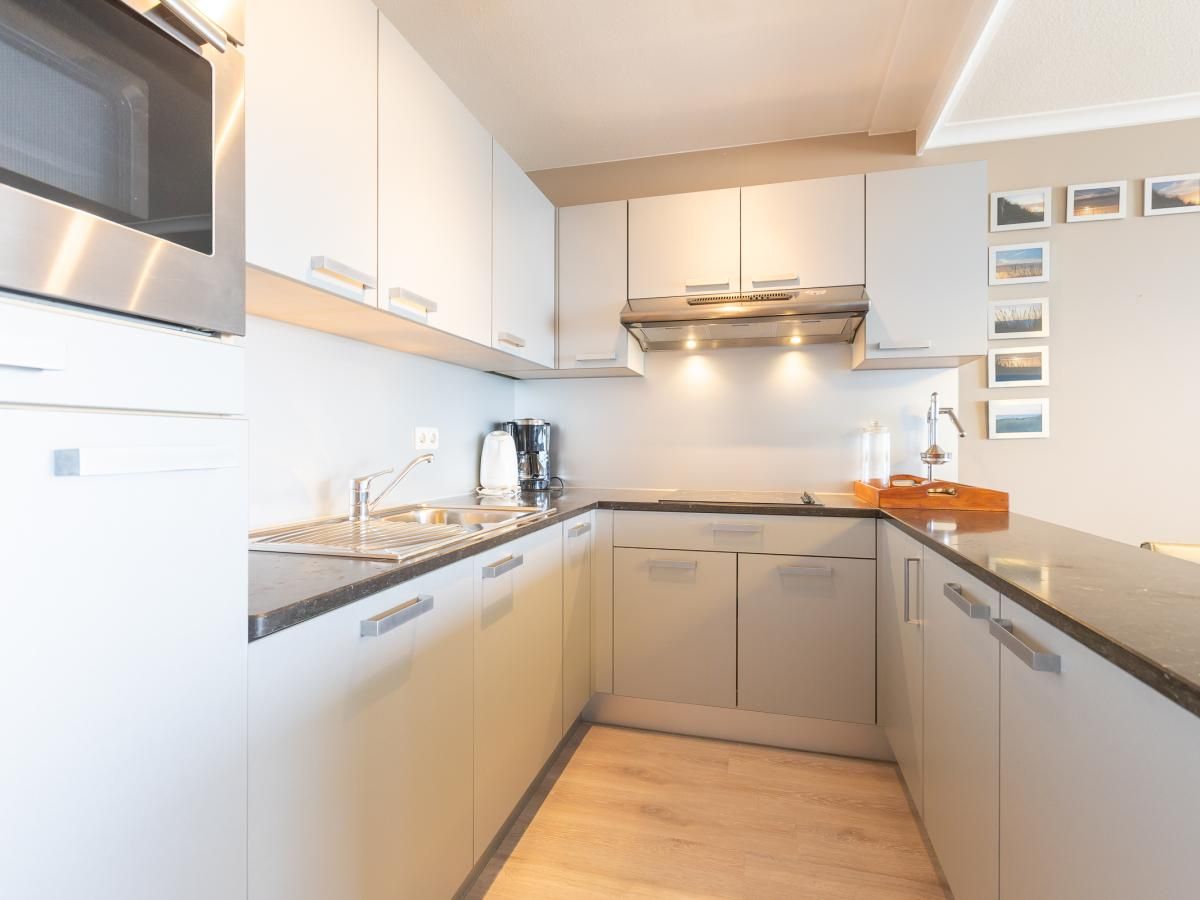 Moderne Kueche im Ferienhaus Long Beach 1 - 0904, Middelkerke, Westflandern mit stilvoller Einrichtung und praktischen Geraeten.