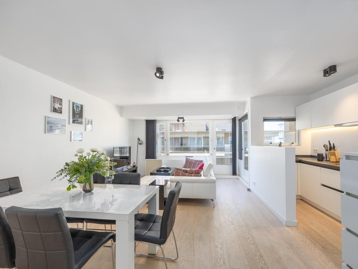 Stilvolles Wohnzimmer des Ferienhauses Providence - 0401 in Middelkerke, Westflandern, mit moderner Einrichtung und viel natuerlichem Licht.