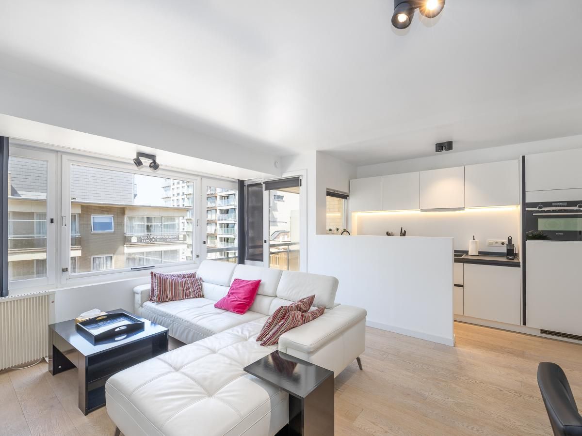 Luxurioeses Wohnzimmer des Ferienhauses Providence - 0401 in Middelkerke, Westflandern, mit moderner Einrichtung und viel natuerlichem Licht.