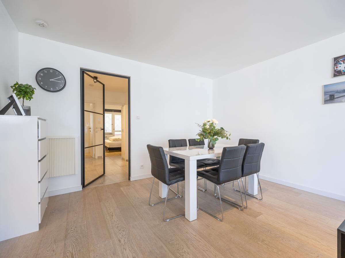 Stilvolles Esszimmer im Ferienhaus Providence - 0401, Middelkerke, Westflandern. Modernes Interieur mit Holzboden und viel natuerlichem Licht.