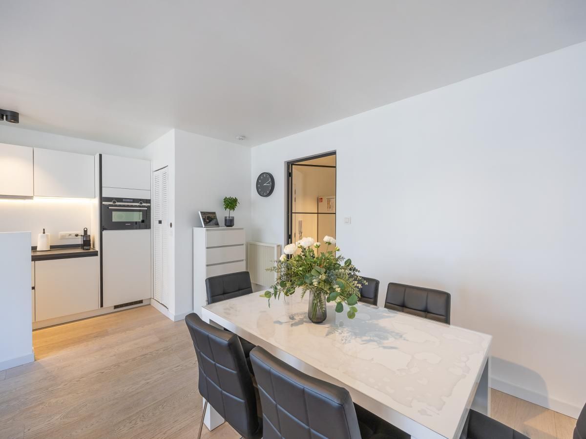 Stilvolles Esszimmer im Ferienhaus Providence - 0401, Middelkerke, Westflandern, Belgien. Moderne Einrichtung mit grossem Tisch und bequemen Stuehlen.