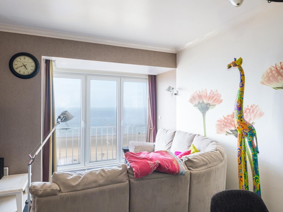 Gemuetliches Wohnzimmer von Stella - 0701, Ferienhaus in Middelkerke, Belgien, mit Meerblick und farbenfroher Dekoration.