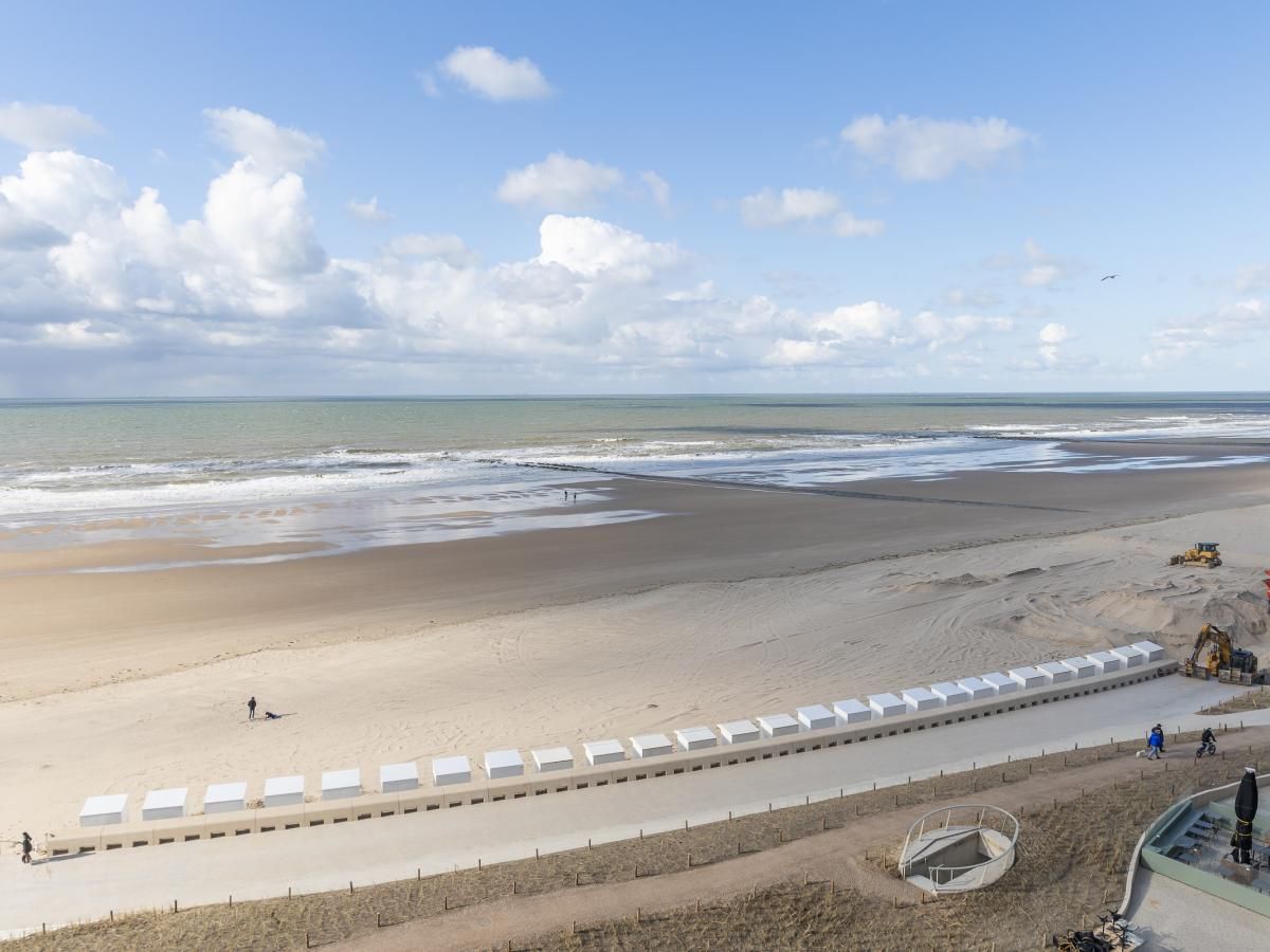 Stay Stella - 0701 in Middelkerke, Westflandern, bietet einen herrlichen Blick auf den Strand und das Meer, ideal fuer einen entspannten Urlaub.