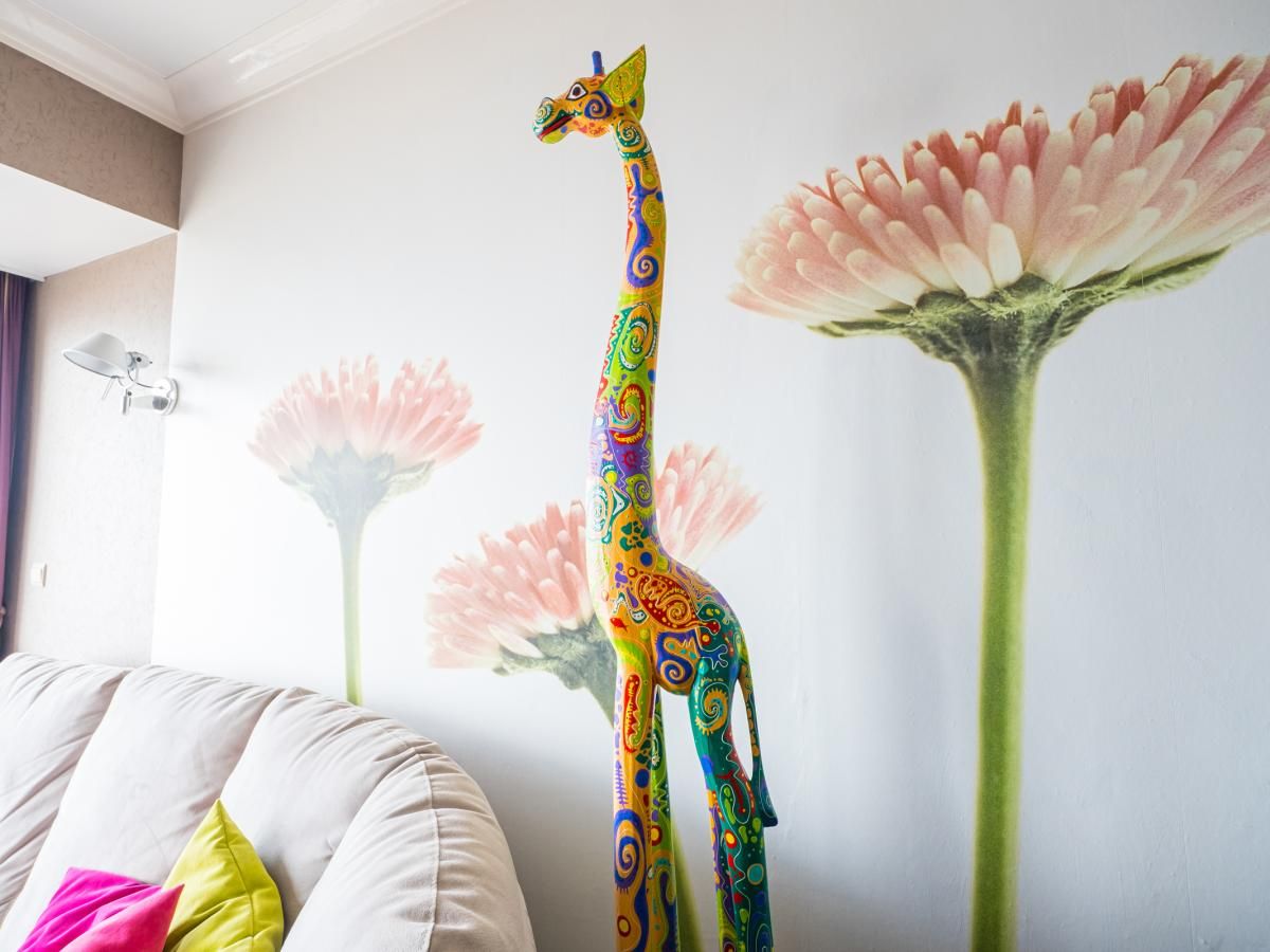 Bunte Giraffendekoration im Wohnzimmer des Ferienhauses Stella - 0701 in Middelkerke, Westflandern, Belgien.