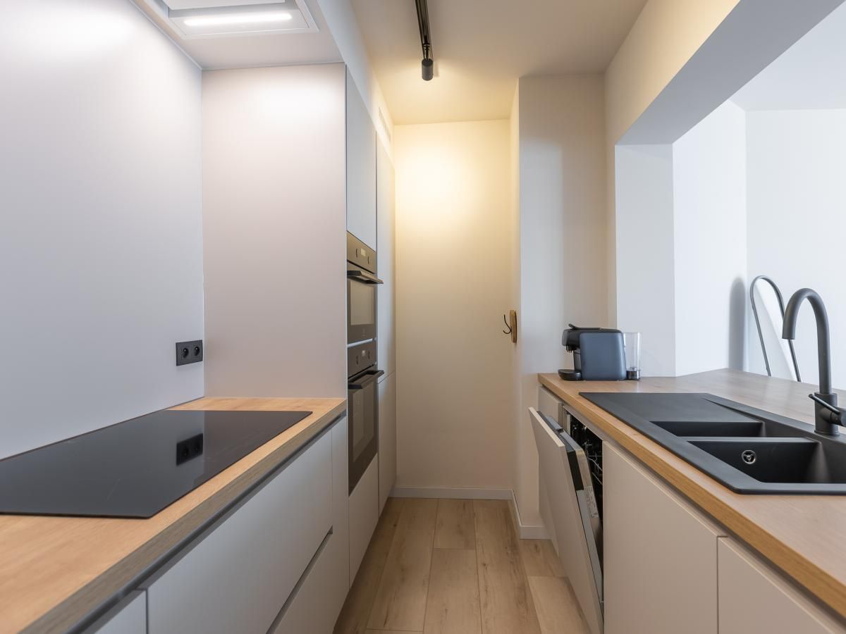 Moderne Kueche im Ferienhaus Telstar - 0301 in Middelkerke, Westflandern, Belgien. Ausgestattet mit stilvollen Geraeten und glatter Oberflaeche.