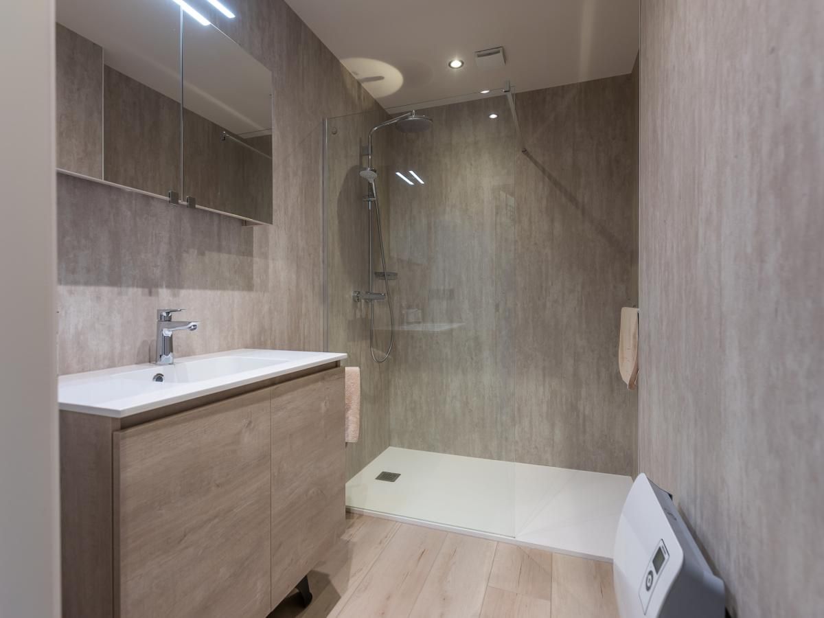 Modernes Badezimmer im Ferienhaus Telstar - 0301, gelegen in Middelkerke, Westflandern, Belgien. Komfortable Dusche und stilvolle Einrichtung.
