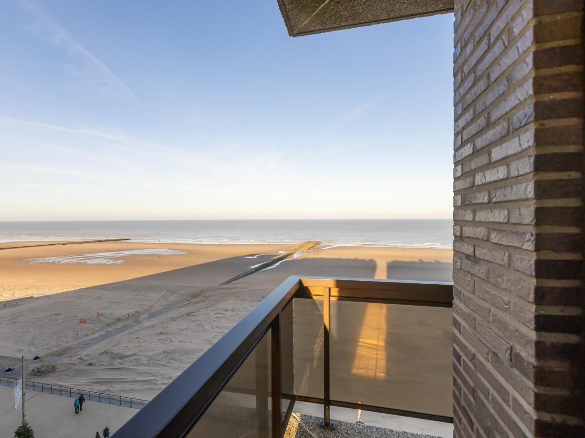 Blick auf den Strand vom Balkon von Dunekant - 0703, einem Ferienhaus in Middelkerke, Westflandern, Belgien.