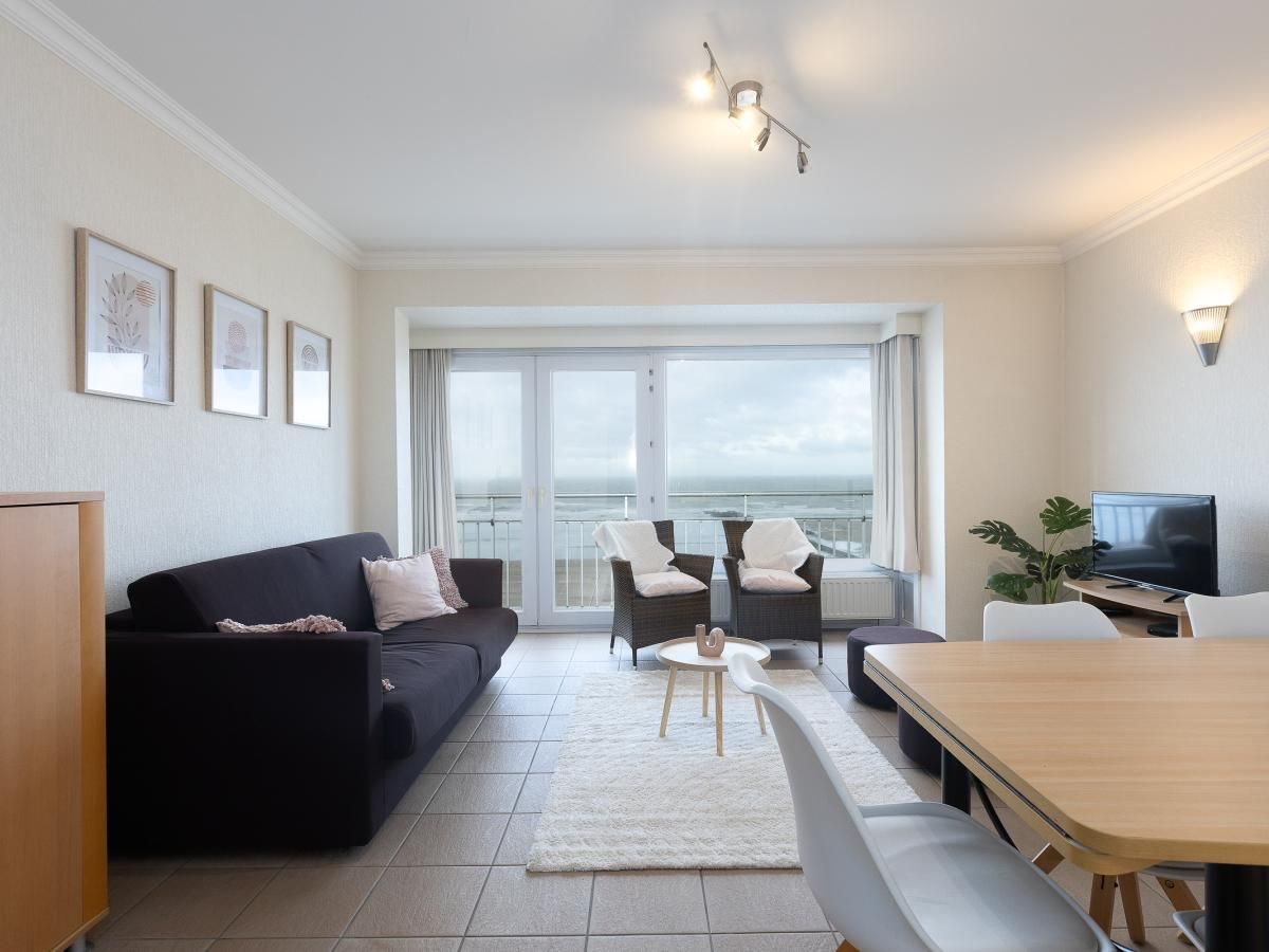 Lichte woonkamer van Sun Beach - 0301, vakantiehuis in Middelkerke, met panoramisch uitzicht op zee en moderne inrichting.