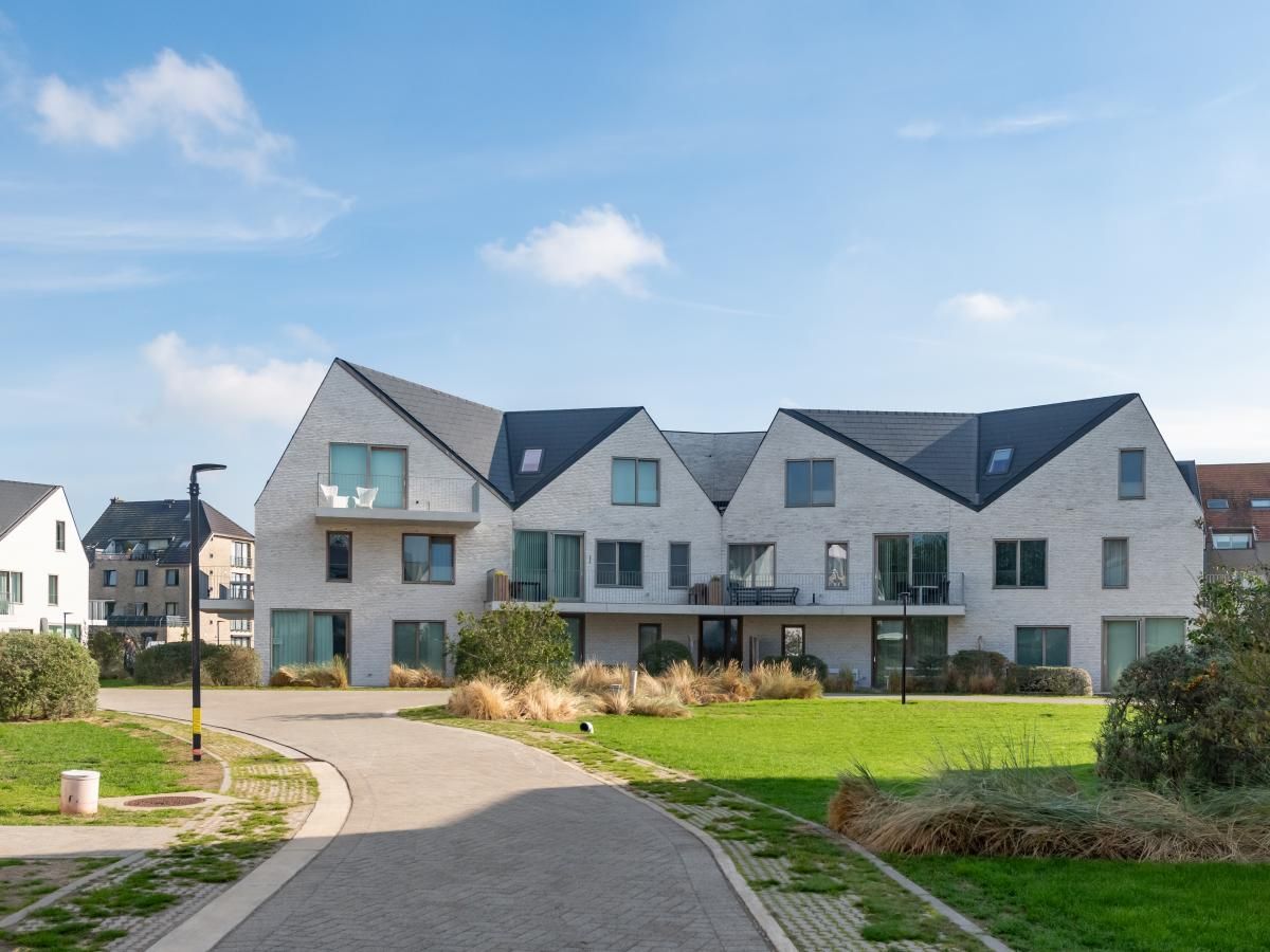 West Bay vakantiehuis in Westende, West-Vlaanderen met moderne architectuur en groene omgeving, ideaal voor ontspanning aan de Belgische kust.