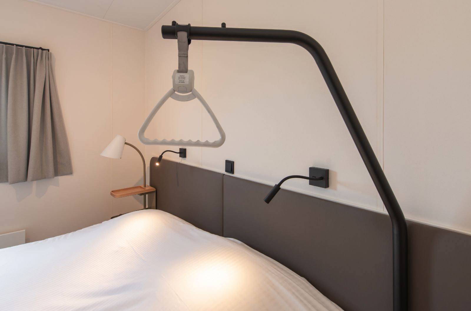 Attraktives Schlafzimmer in Access Lodge, einem Ferienhaus in Westende, Westflandern, mit moderner Einrichtung und gemuetlichem Ambiente.