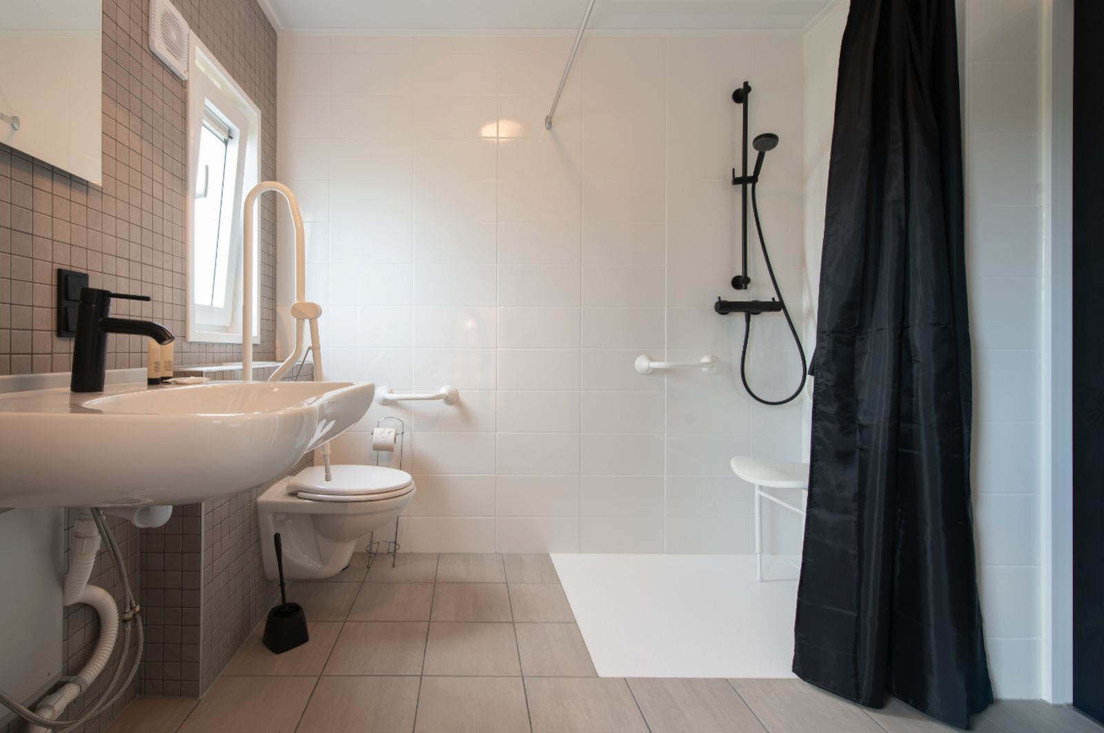 Modernes Badezimmer in Access Lodge, einem Ferienhaus in Westende, Westflandern, Belgien, mit begehbarer Dusche und stilvollem Dekor.