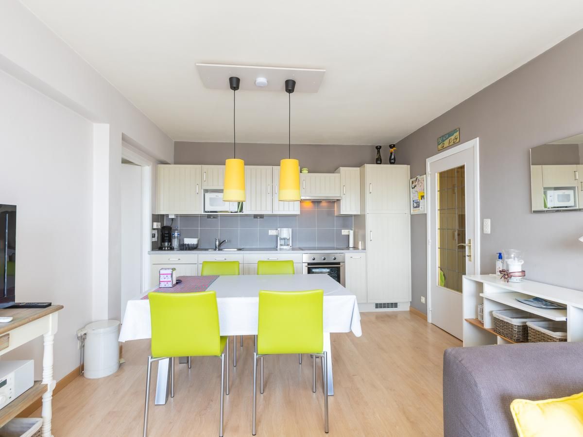 Moderne keuken en eetruimte in vakantiehuis Con Amore - 0403 in Westende, West-Vlaanderen, Belgie, met heldere accenten en functionele inrichting.