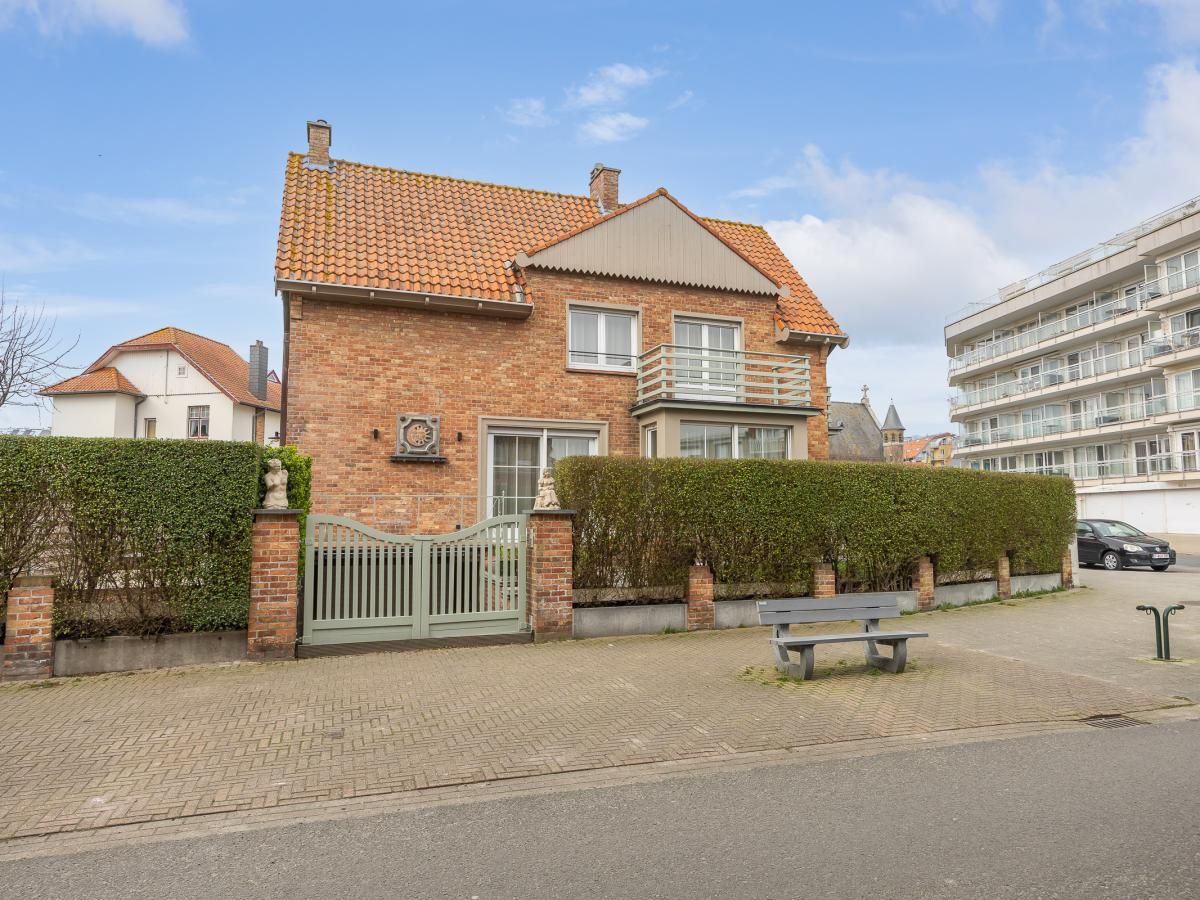 Maison Edith, een charmant vakantiehuis in Westende, West-Vlaanderen, biedt een gastvrije buitenkant met rode bakstenen en een zonnig terras.