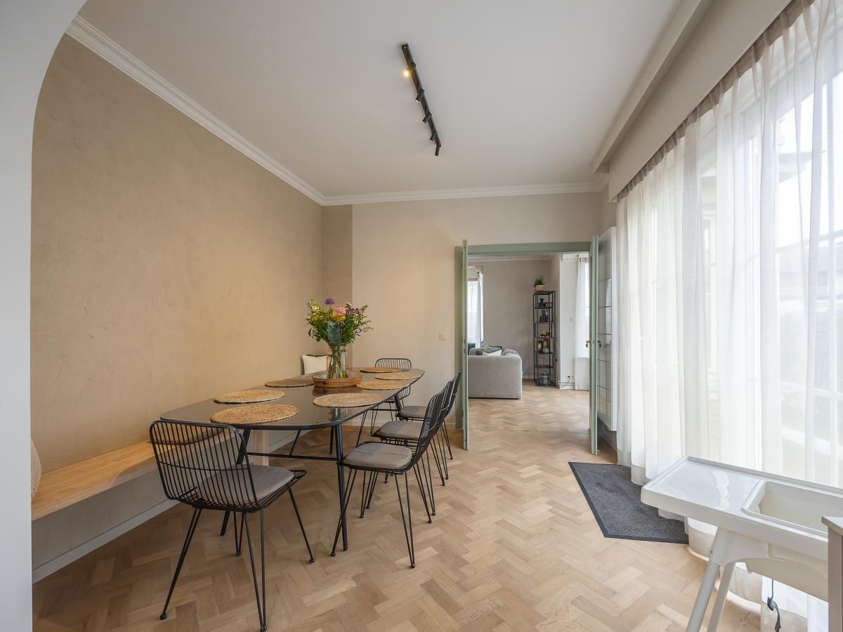 Stijlvolle eetruimte in Maison Edith, een vakantiehuis in Westende, West-Vlaanderen, met veel natuurlijk licht en moderne inrichting.