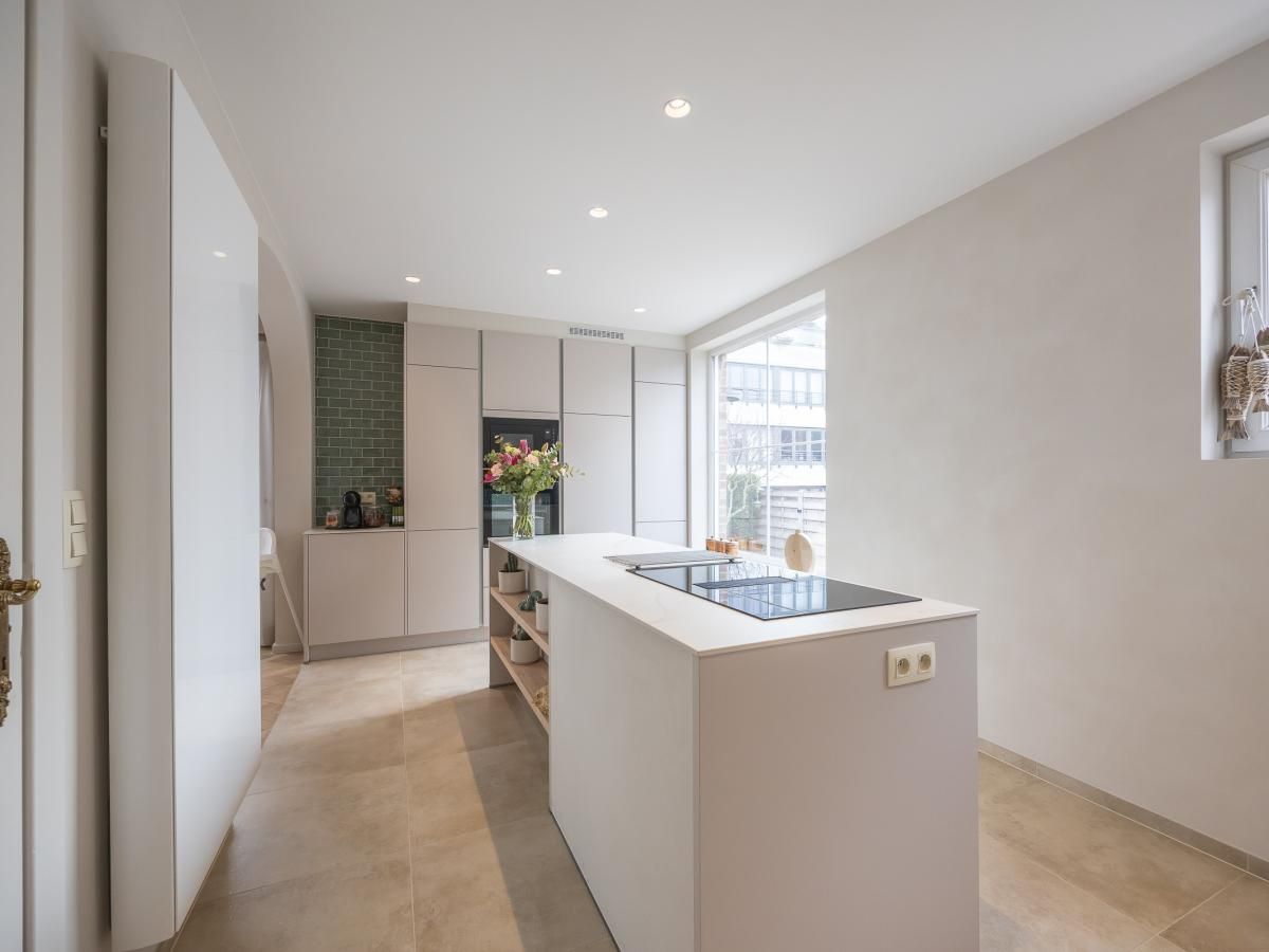 Moderne keuken van Maison Edith, vakantiehuis in Westende, West-Vlaanderen, Belgie, met ruime kookeiland en veel natuurlijk licht.