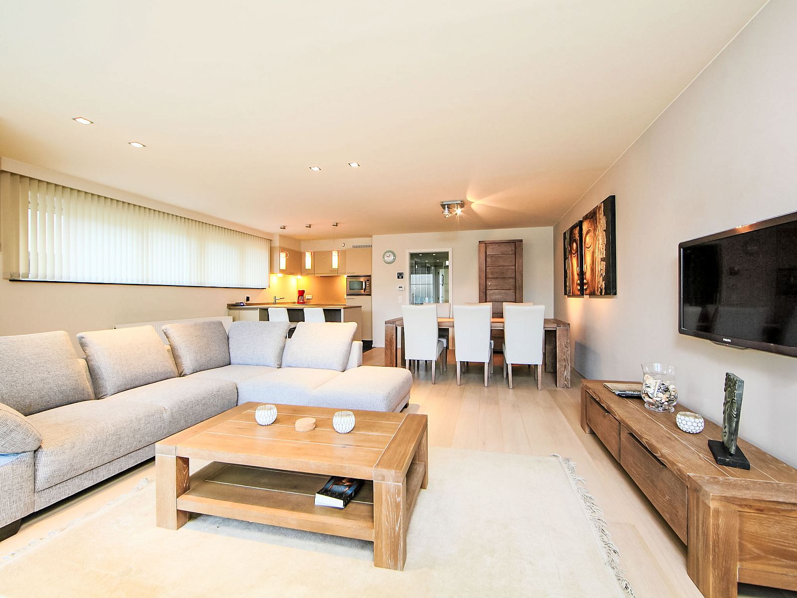 Stijlvolle woonkamer van Appartement Cocoon in Bredene, West-Vlaanderen, Belgie met moderne inrichting en comfortabele zithoek.