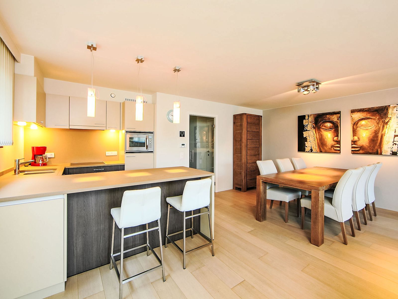 Stijlvolle binnenruimte van Appartement Cocoon in Bredene, West-Vlaanderen, met moderne keuken en eetgedeelte voor een comfortabel verblijf.