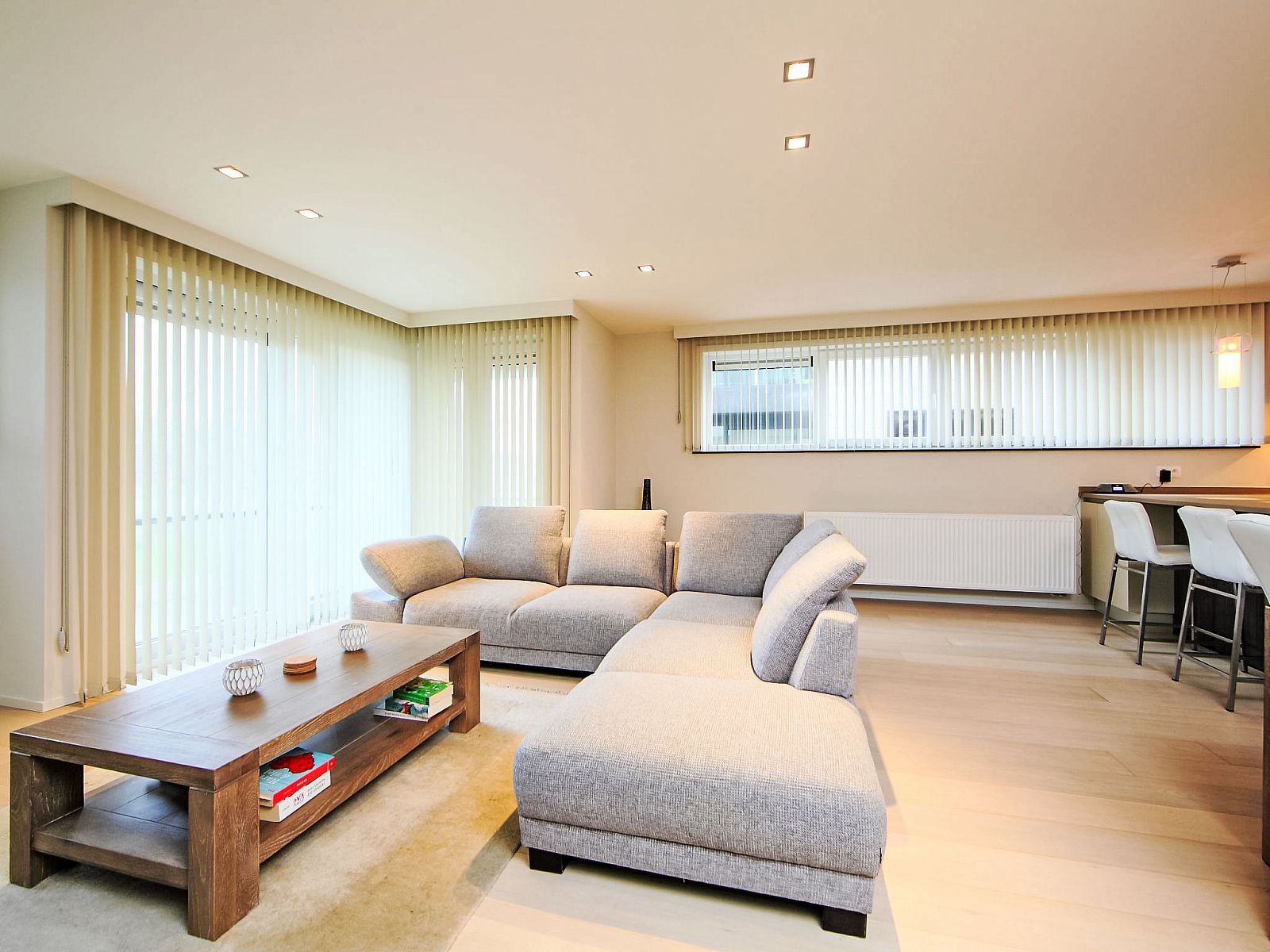 Stijlvolle woonkamer in Appartement Cocoon, Bredene, West-Vlaanderen, met moderne inrichting en veel natuurlijk licht.