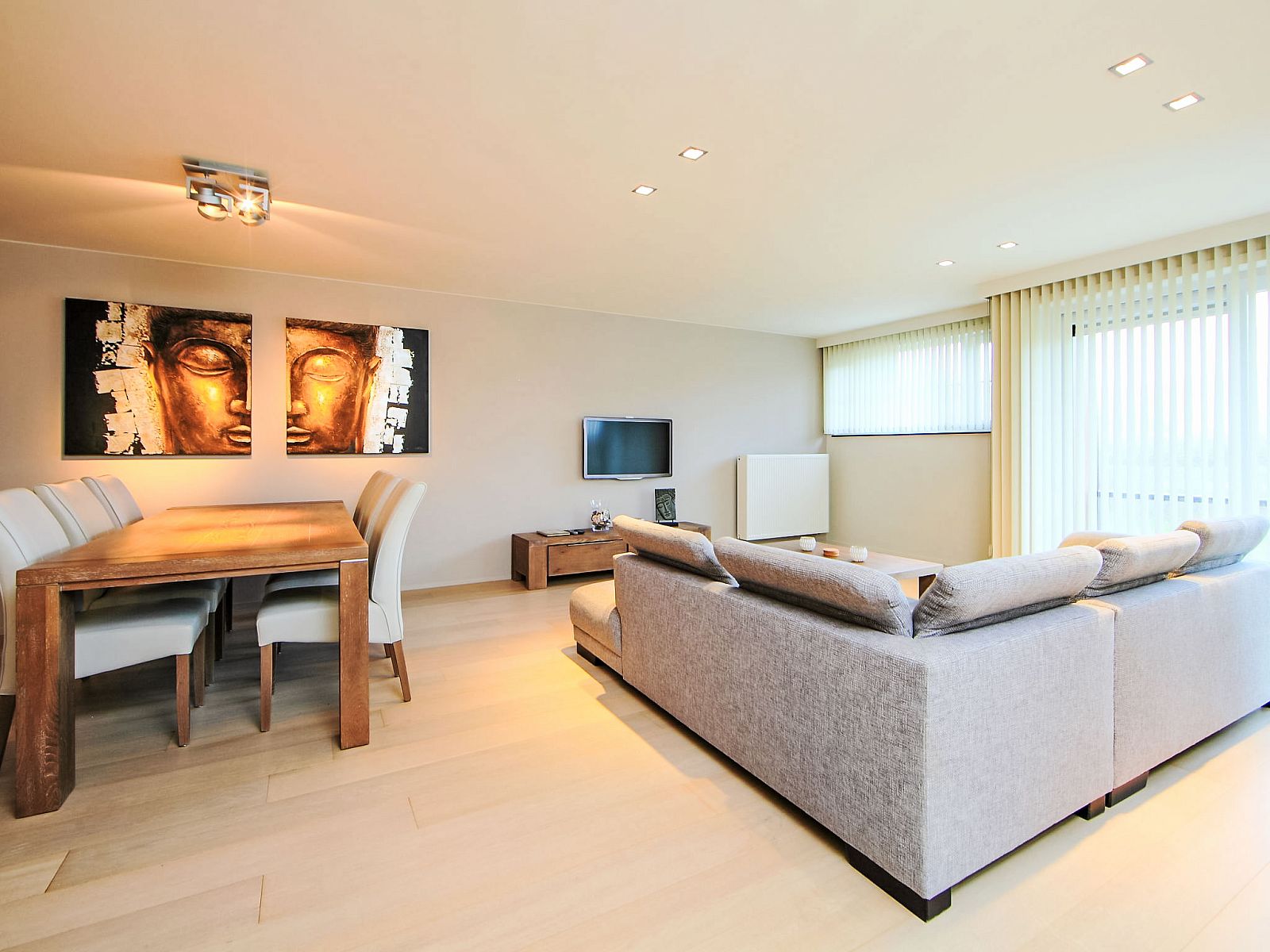 Moderne woonkamer van Appartement Cocoon in Bredene, West-Vlaanderen, met comfortabele zithoek en eethoek voor een ontspannen verblijf.