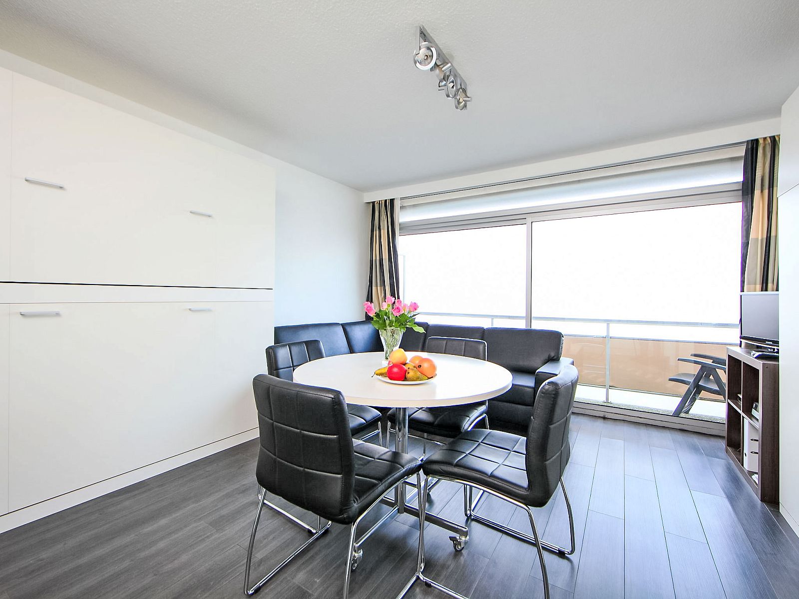 Helle Essecke in Apartment Studio mit Garage, Bredene, Westflandern mit moderner Einrichtung und Balkonblick.