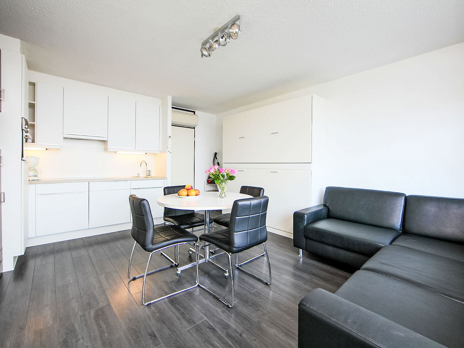 Helles Wohnzimmer des Apartment Studios mit Garage in Bredene, Westflandern, Belgien, mit moderner Kueche und gemuetlicher Sitzecke.