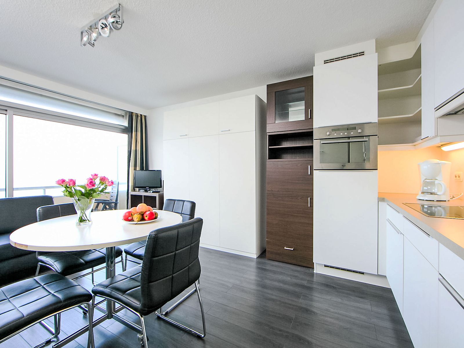 Moderne Kueche und Essbereich in Apartment Studio mit Garage in Bredene, Westflandern, ideal fuer einen komfortablen Aufenthalt in Belgien.