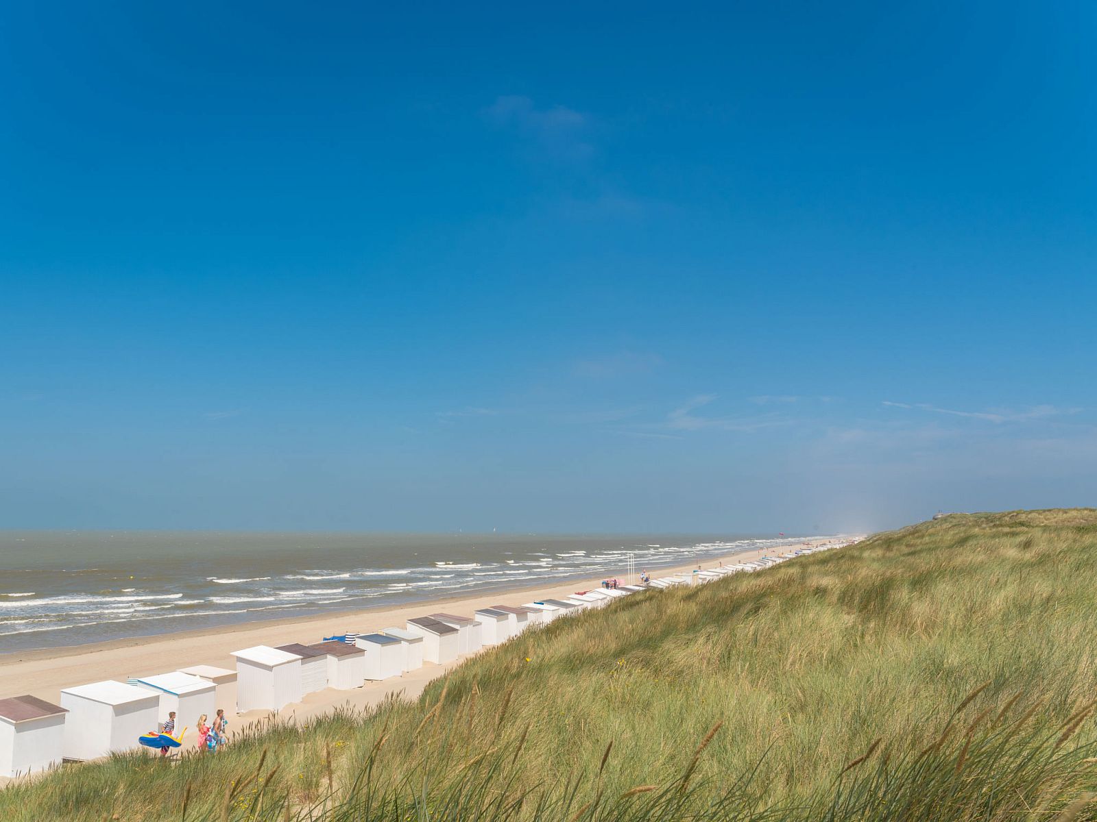 Geniessen Sie die schoene Strandlandschaft in der Naehe von Apartment Studio mit Garage in Bredene, Westflandern, ideal fuer einen erholsamen Urlaub.
