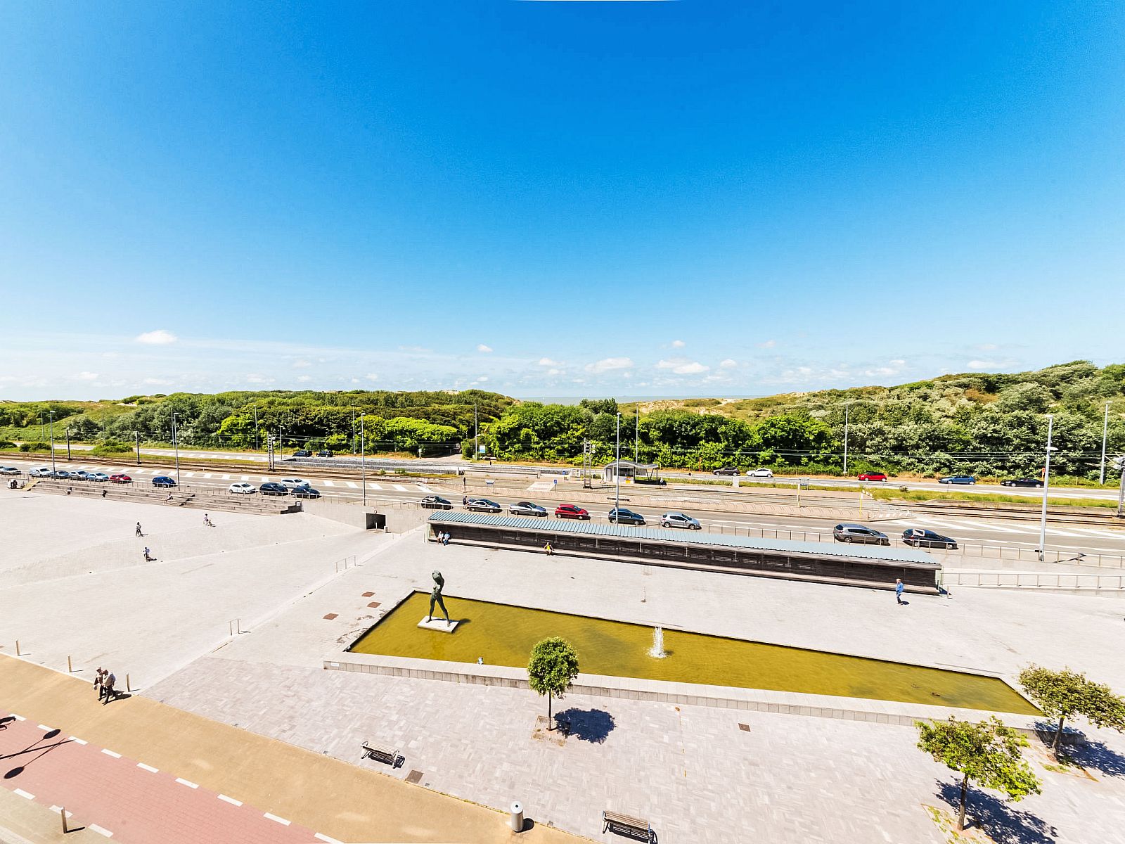 Blick vom Apartment Duplex in Bredene, Westflandern, mit Panoramablick auf die Kueste und die gruene Umgebung.