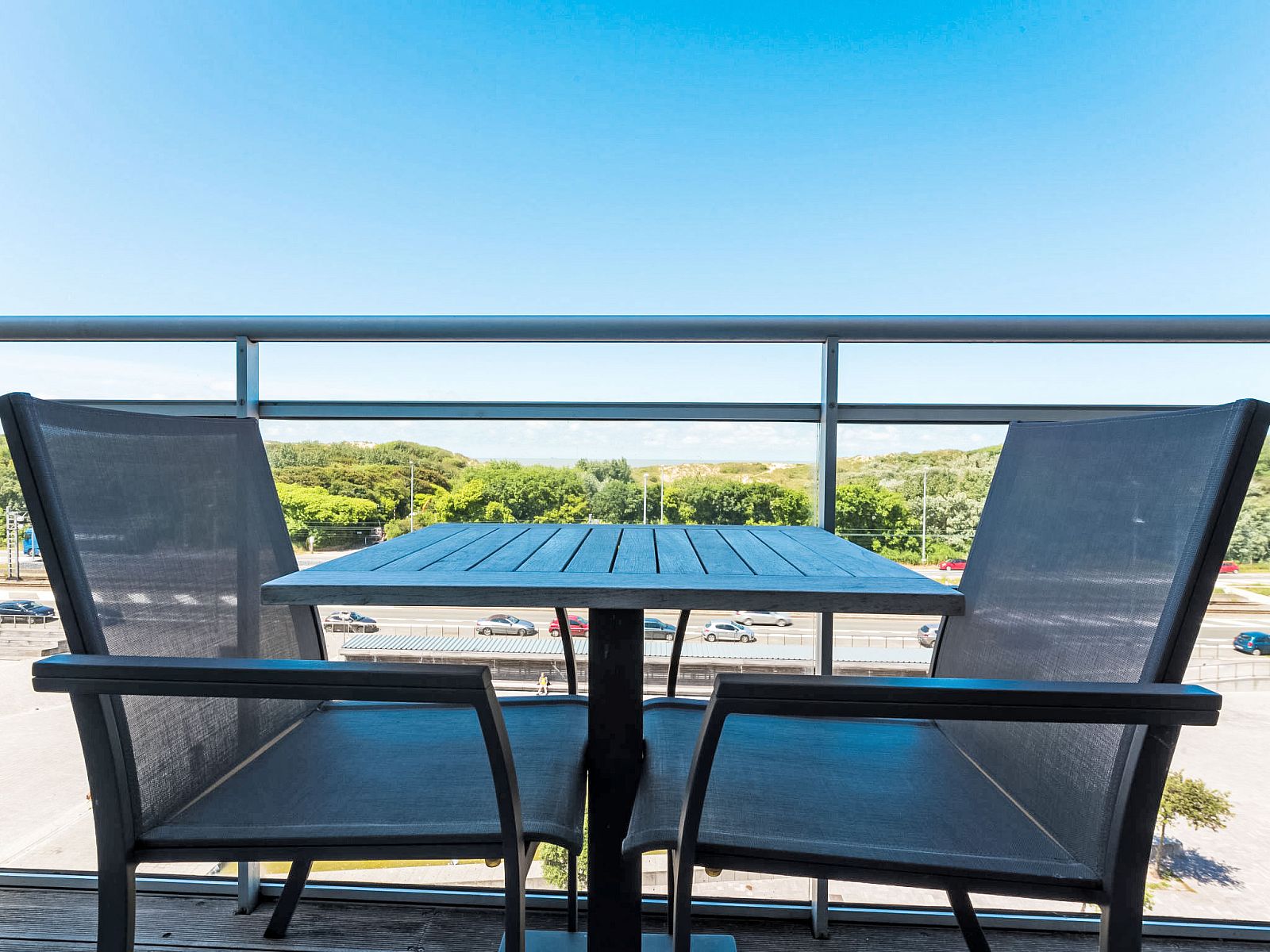 Geniessen Sie die Aussicht von der Terrasse des Apartment Duplex in Bredene, Westflandern, ideal fuer einen entspannten Urlaub.