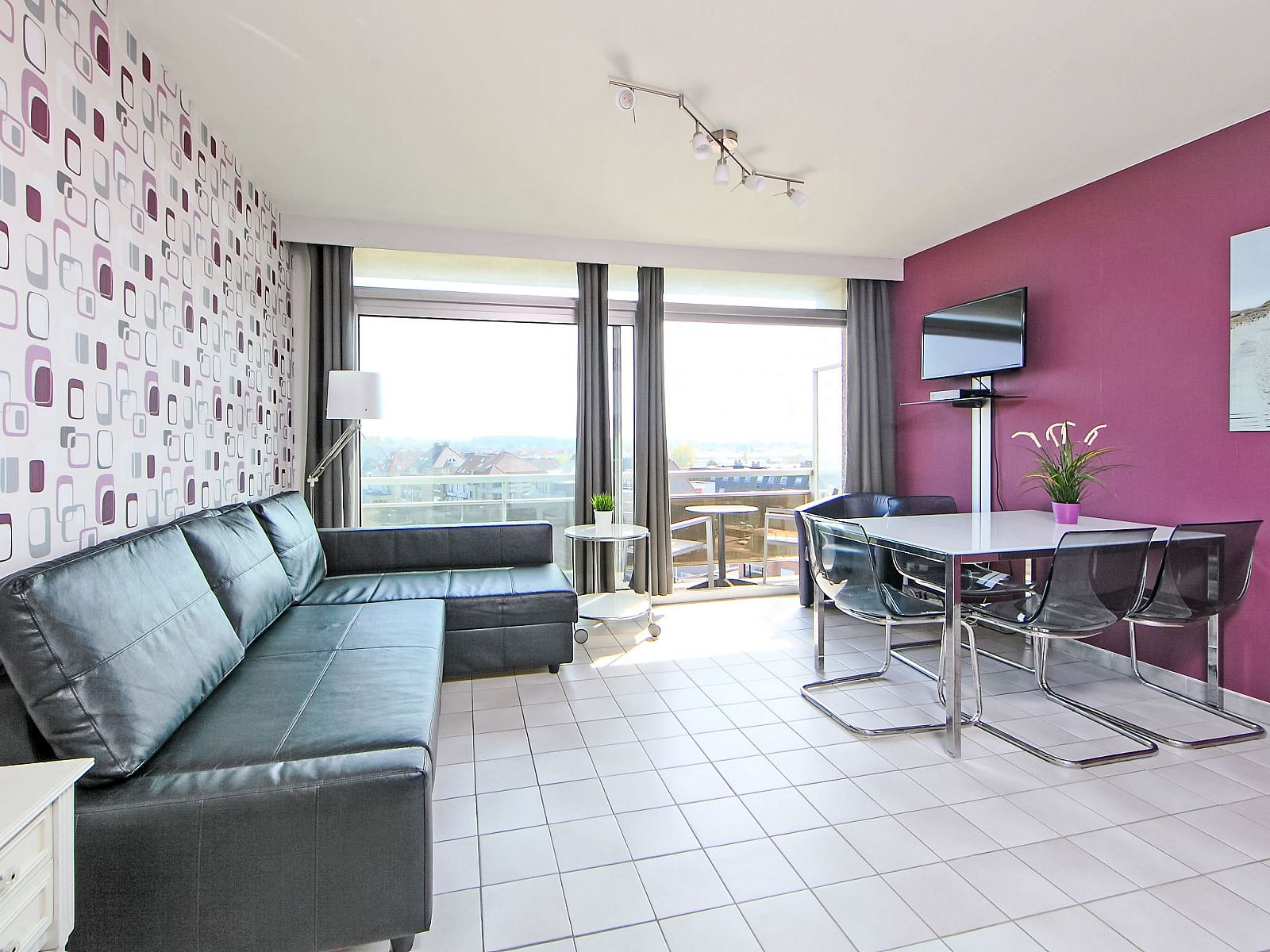 Stilvolles Wohnzimmer des Apartment Studio 604 in Bredene, Belgien, mit moderner Einrichtung und Blick auf die Terrasse und die Umgebung.