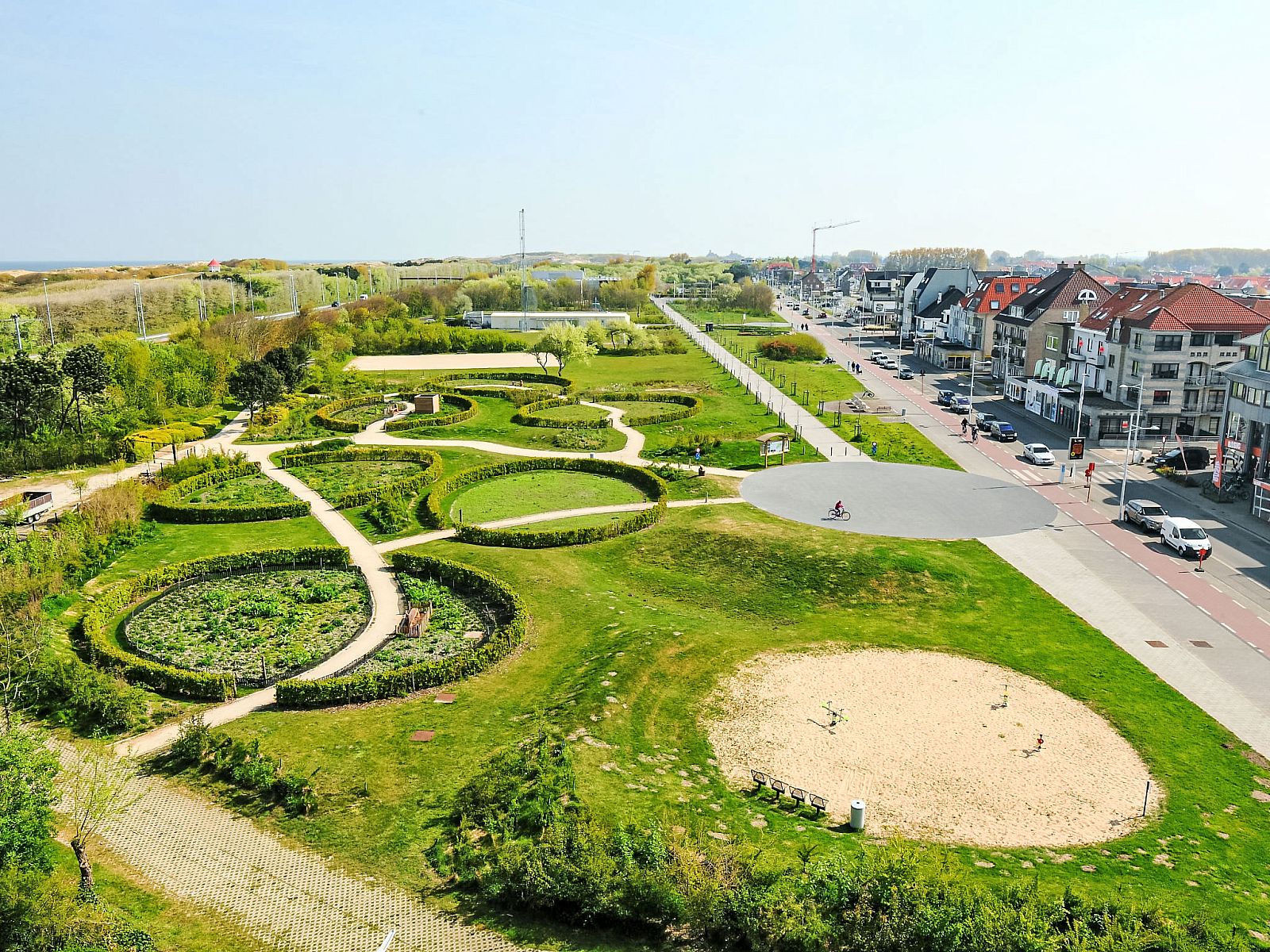 Blick auf die gruene Umgebung des Apartment Studio 604 in Bredene, Westflandern, mit nahe gelegenen Parks und der Kueste.