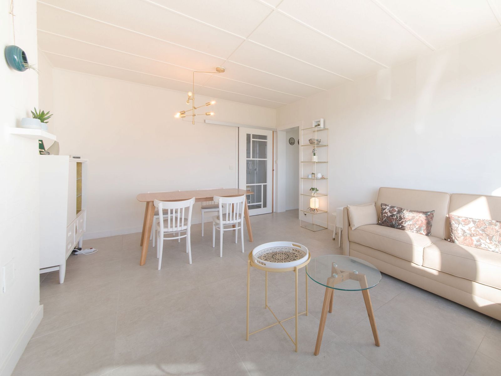 Helles und modernes Wohnzimmer der Ferienwohnung Casa Bunck in Bredene, Westflandern, mit gemuetlicher Sitzecke und Essbereich.