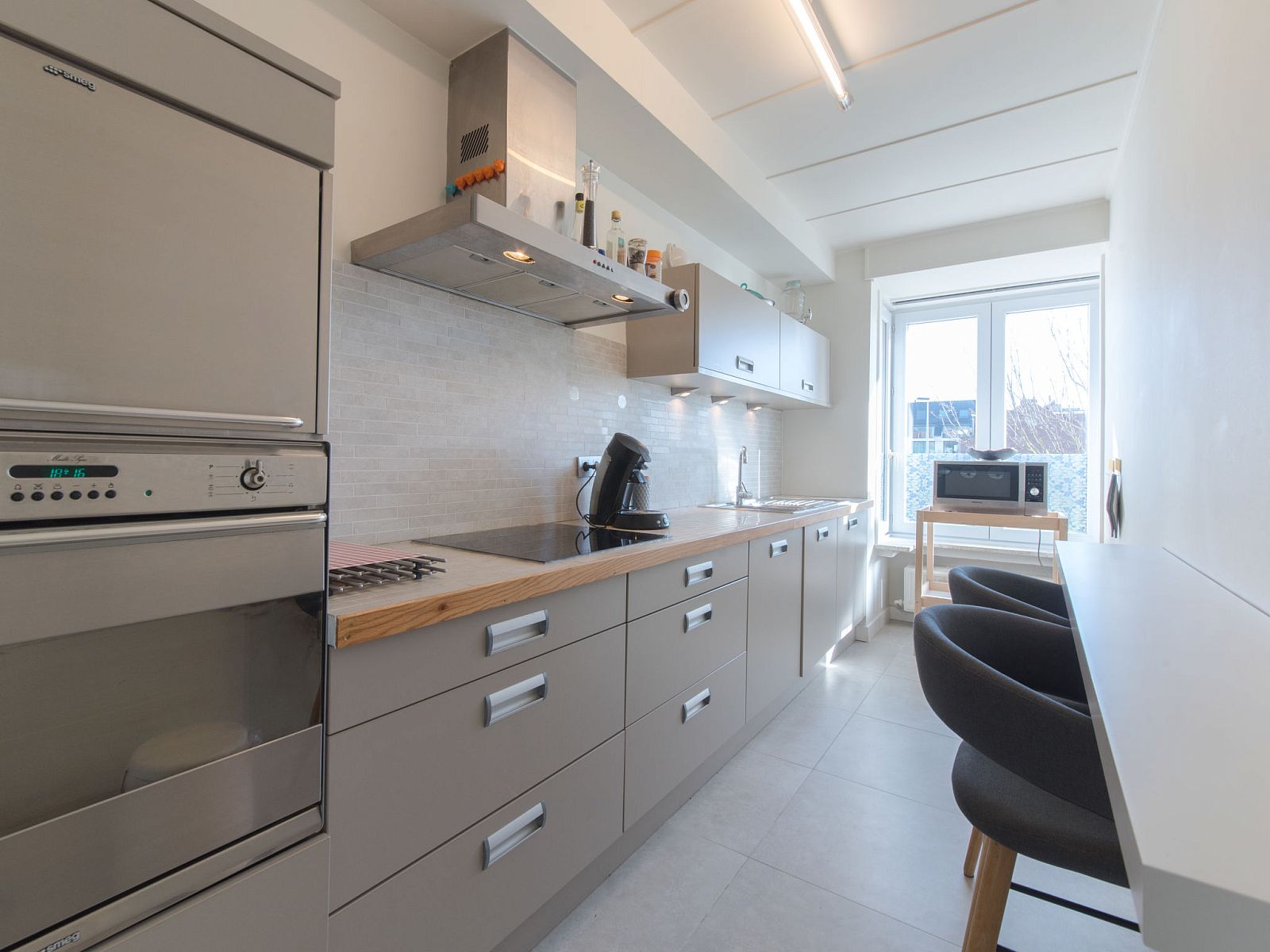 Moderne Kueche im Apartment Casa Bunck, Bredene, Belgien, mit grosszuegigen Arbeitsflaechen und natuerlichem Licht fuer einen angenehmen Aufenthalt.