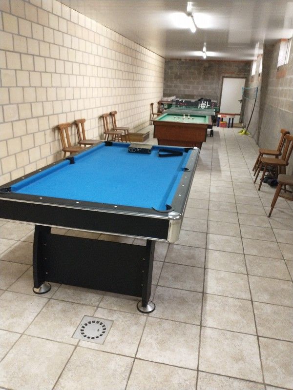 Speelruimte met biljarttafels in vakantiehuis de Pypegale, Lo-Reninge, ideaal voor ontspanning.