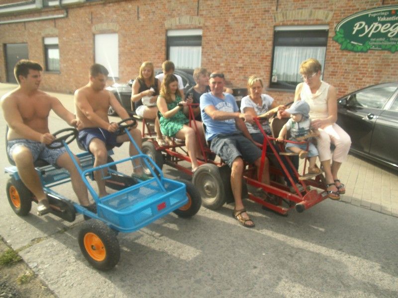 Familie plezier met trapkarren bij vakantiehuis de Pypegale in Lo-Reninge, West-Vlaanderen.