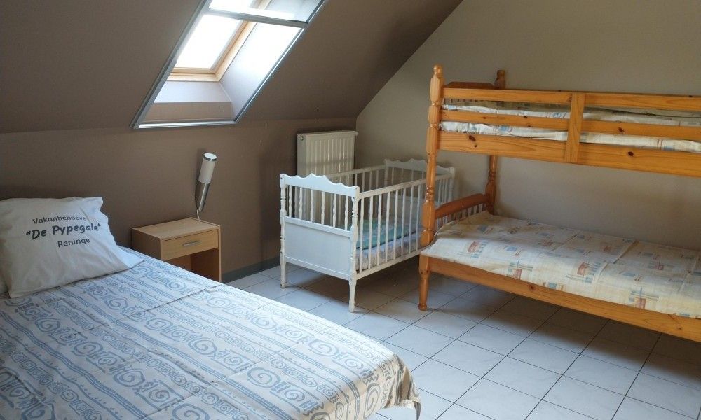 Gezellige slaapkamer met stapelbedden in vakantiehuis de Pypegale, Lo-Reninge.