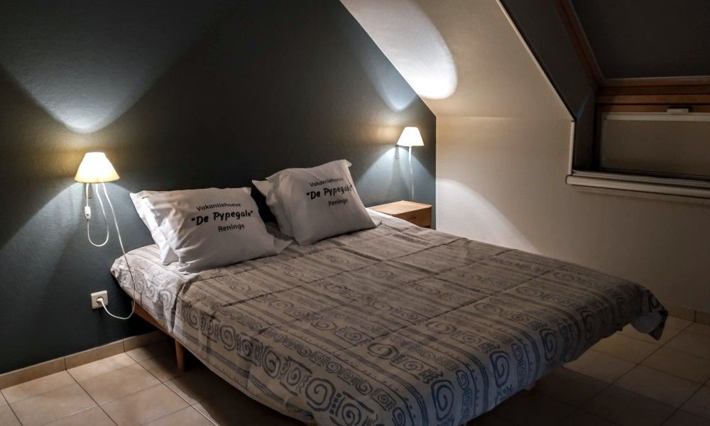 Sfeervolle tweepersoonskamer in vakantiehuis de Pypegale, Lo-Reninge, West-Vlaanderen.
