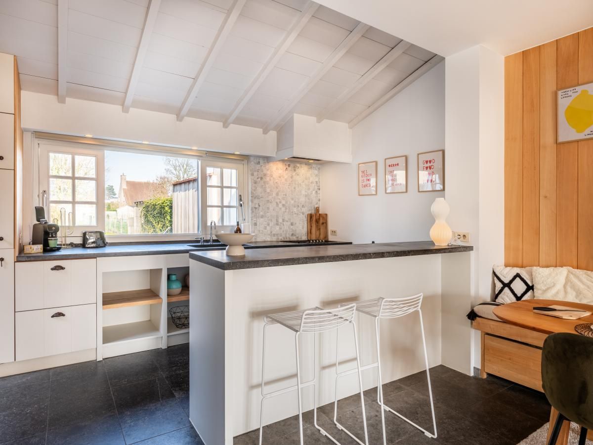 Stilvolle Kueche im Ferienhaus Magique 31 in Oostduinkerke, Belgien, mit moderner Einrichtung und viel Tageslicht.