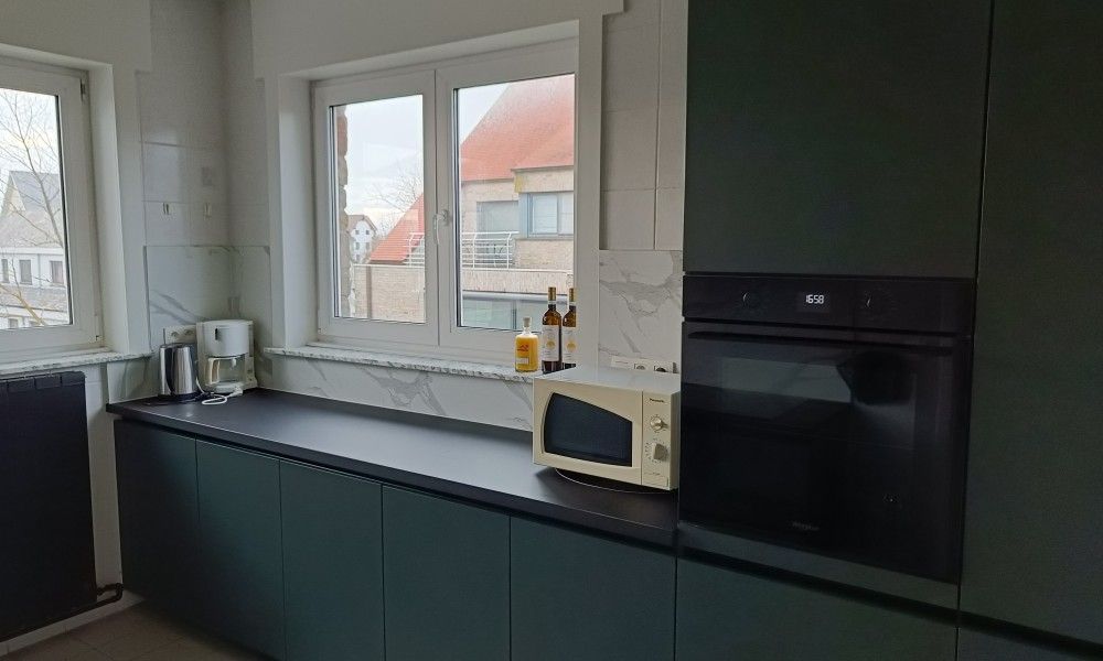 Papa's Dream vacation home in Oostduinkerke, kitchen with modern appliances and street view.