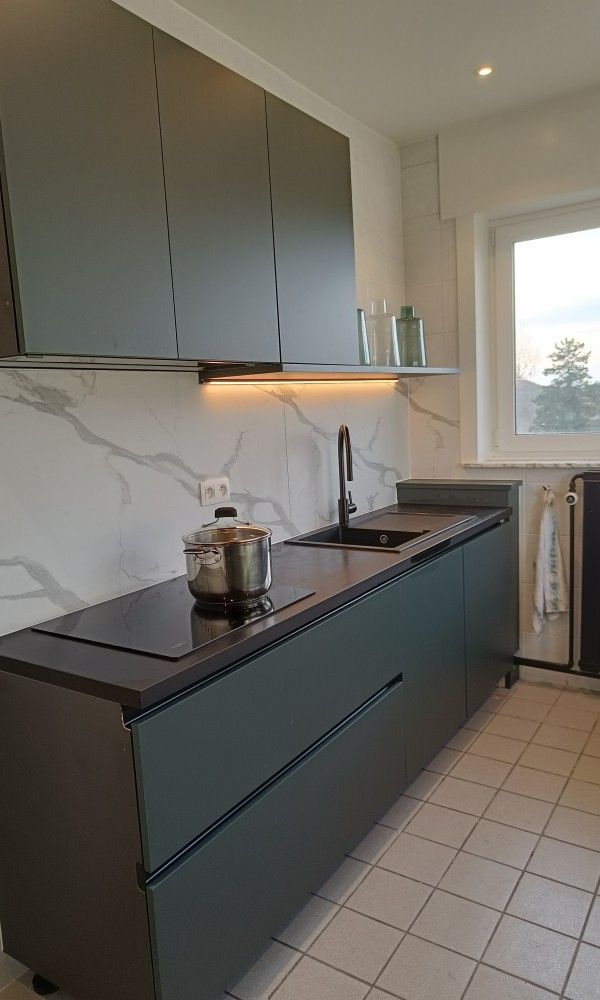 Stylish kitchen in Papa's Dream vacation home, Oostduinkerke, with marble details and modern appliances.