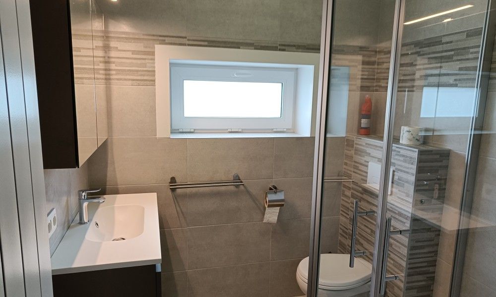 Modern bathroom in Papa's Dream vacation home, Oostduinkerke, with sleek finish and spacious shower.