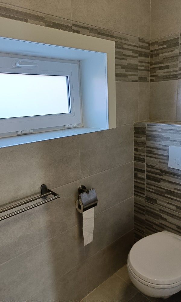 Papa's Dream vacation home in Oostduinkerke, bathroom with modern decor and large window.