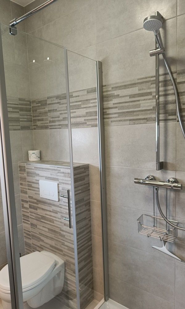 Papa's Dream vacation home in Oostduinkerke, modern shower and toilet in the bathroom.