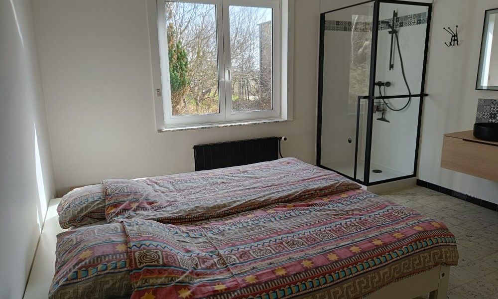 Bright bedroom in Papa's Dream vacation home, Oostduinkerke, with double bed and garden view.
