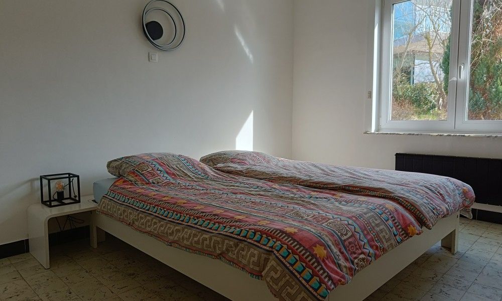 Papa's Dream vacation home in Oostduinkerke, bedroom with colorful bedding and lots of natural light.