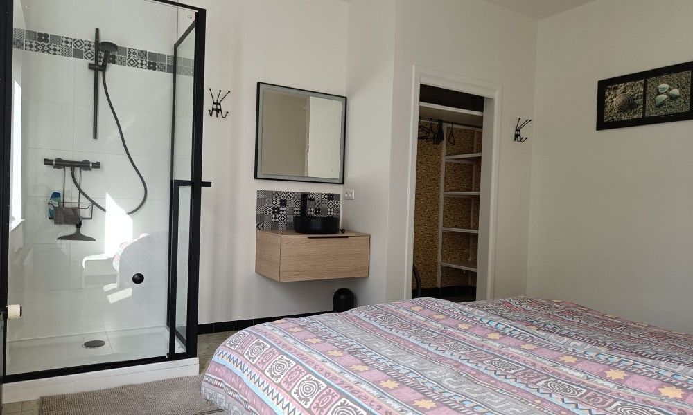 Bedroom in Papa's Dream vacation home, Oostduinkerke, with modern shower and colorful interior.