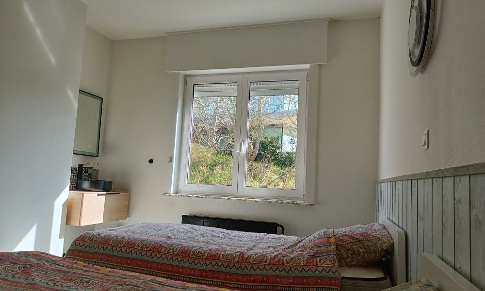 Papa's Dream vacation home in Oostduinkerke, bedroom overlooking the garden and modern interior.