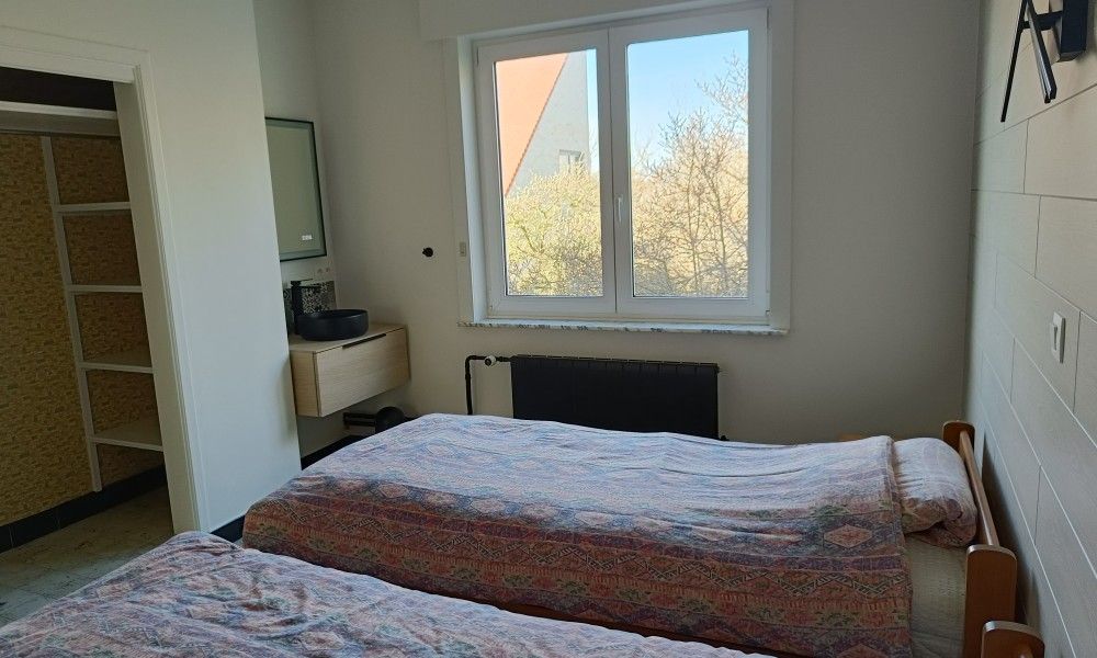 Papa's Dream vacation home in Oostduinkerke, bedroom with modern sink and large window.